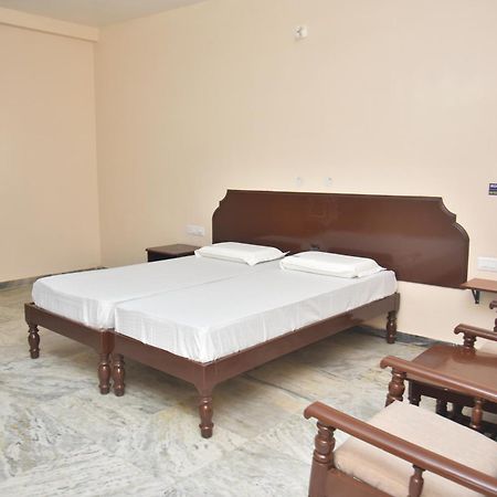 Arihanth Deluxe Lodge Shimoga Buitenkant foto
