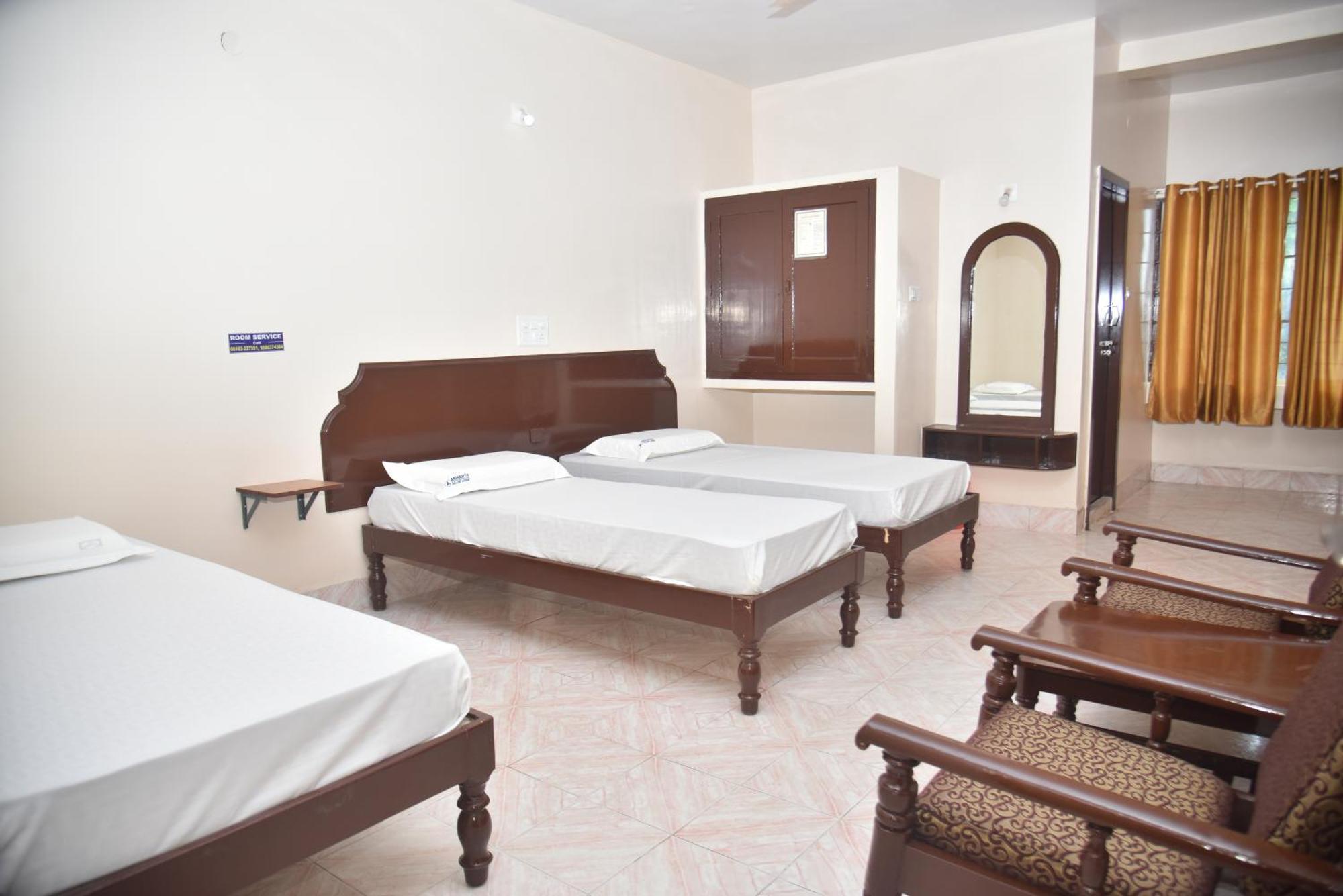 Arihanth Deluxe Lodge Shimoga Buitenkant foto